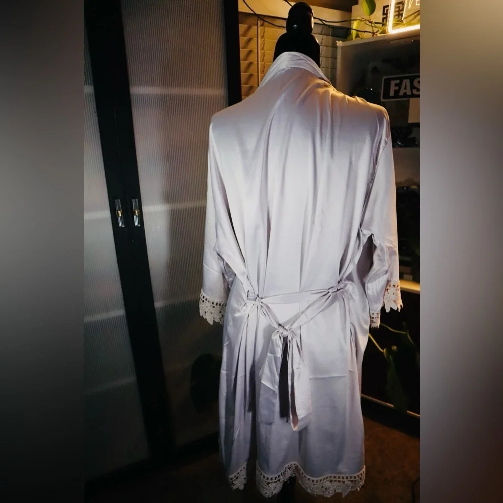 Beautiful Pale Lavender Grey Robe - Picture 6 of 7